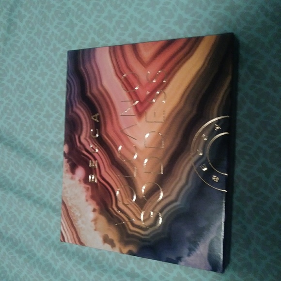 NIB BECCA VOLCANO GODDESS EYESHADOW PALETTE - Picture 7 of 8